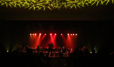 'Un viaje a través de las estrellas', el espectáculo de luz y sonido con el que la banda titular del Ateneo Músico Cultural Maestro José Antonio Ayala ha deleitado al público esta noche en un Teatro Velasco repleto.