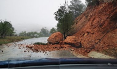 Las lluvias provocan desprendimientos y cortes en la red de carreteras regionales que dan acceso a las pedanías