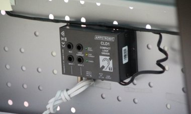 La oficina de Turismo mejora su accesibilidad con la instalación de un bucle magnético