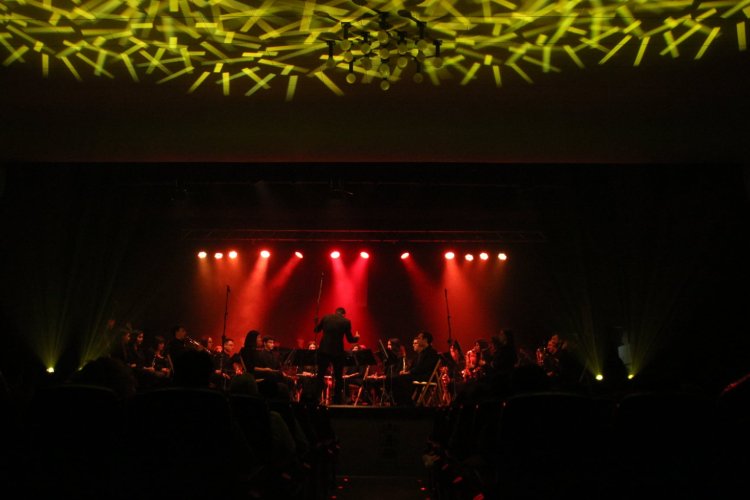 'Un viaje a través de las estrellas', el espectáculo de luz y sonido con el que la banda titular del Ateneo Músico Cultural Maestro José Antonio Ayala ha deleitado al público esta noche en un Teatro Velasco repleto.
