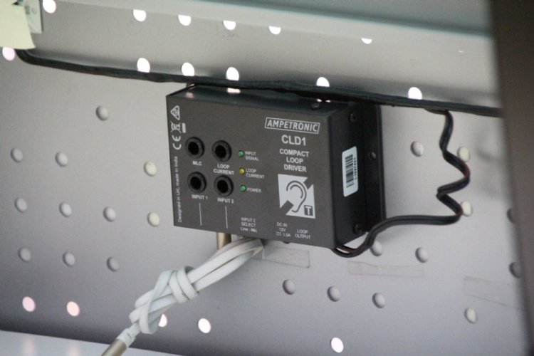 La oficina de Turismo mejora su accesibilidad con la instalación de un bucle magnético