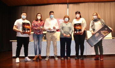 Los ganadores de la VI edición de 'Alhama de Tapas, Cócteles y Dulces' recogen sus premios.
