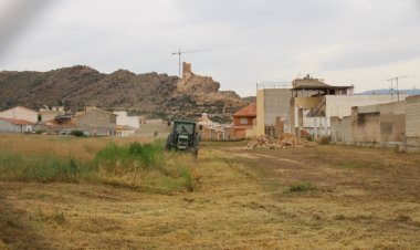 El Ayuntamiento inicia la campaña de desbroce y limpieza de solares