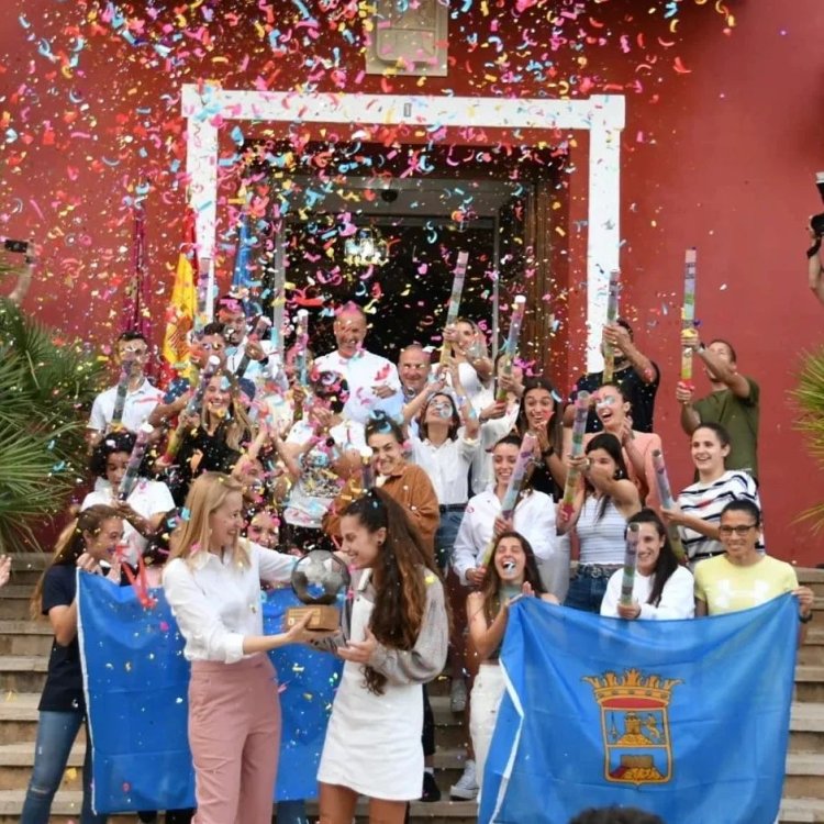 Orgullosas campeonas de la Liga Reto Iberdrola Sur. Alhama Club de Fútbol El Pozo