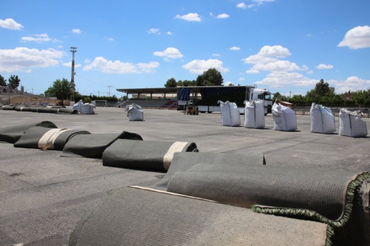 Comienzan las obras de sustitución del césped artificial y la red de riego del campo de fútbol José Kubala