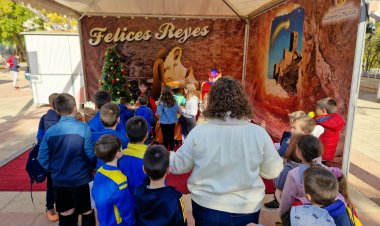 Los Pajes Reales están recogiendo las cartas de las niñas y niños de Alhama para los Reyes Magos este martes 3 y miércoles 4 de enero de 12:00 a 20:00 h.