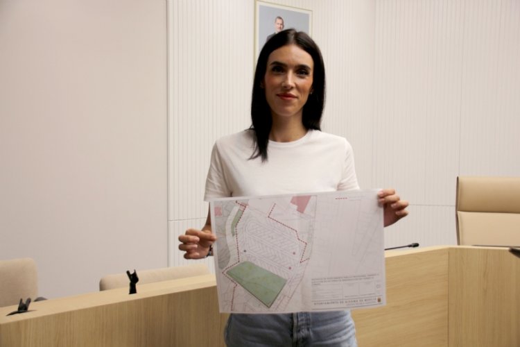 María Cánovas, alcaldesa de Alhama de Murcia, explica el estado de las obras de La Cubana y anuncia la puesta en funcionamiento del antiguo Parque de Tráfico como aparcamiento