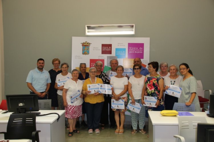 Nuestros mayores aprenden a manejar el móvil