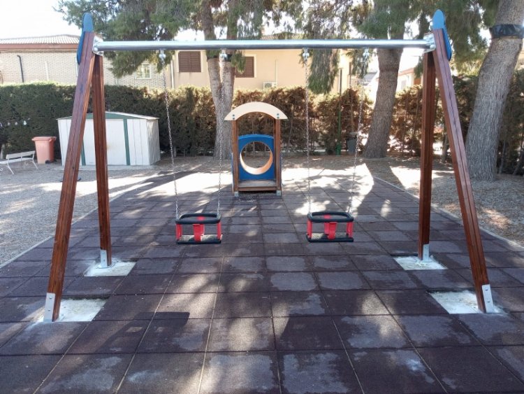 Los niños de la Escuela Infantil Gloria Fuertes disfrutan de los nuevos columpios y toboganes