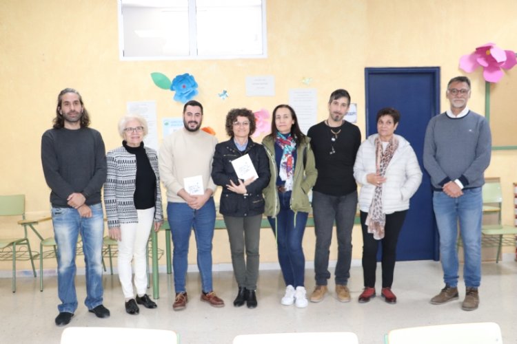 Los alumnos del grupo de escritura CEA Bajo de Guadalentín tienen el placer de invitar a todo el que quiera asistir a la presentación de su libro 'Poesía para la vida'
