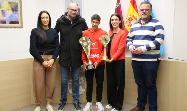 Recepción al campeón del mundo de pádel, Aaron García, y entrega de trofeo del Club de Pádel Alhama.