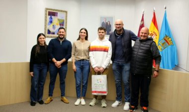 El Ayuntamiento de Alhama de Murcia ha recibido al nadador Pedro Ruano, que ha cosechado varios éxitos en las competiciones nacionales de natación de esta temporada 2022/2023.