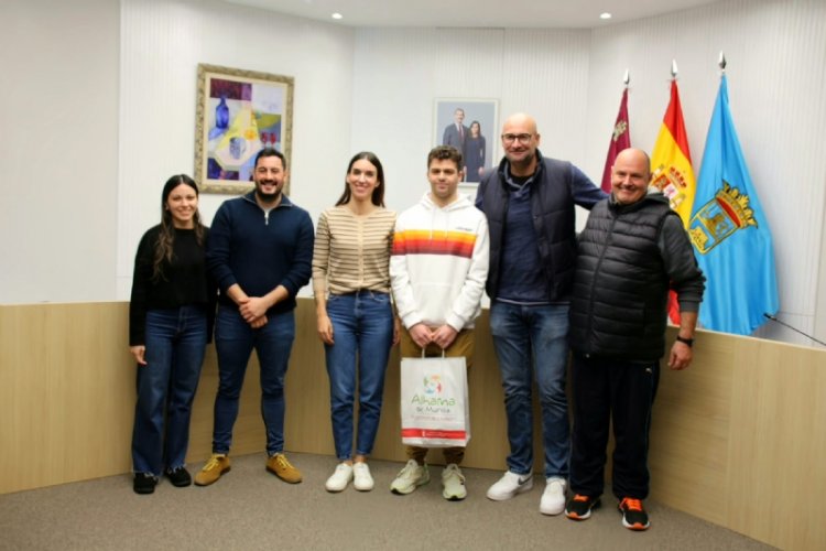 El Ayuntamiento de Alhama de Murcia ha recibido al nadador Pedro Ruano, que ha cosechado varios éxitos en las competiciones nacionales de natación de esta temporada 2022/2023.