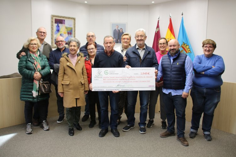 Aires de Espuña y AAF Juan Ogalla entregan 1545€ a la AECC recaudados en el Concierto de Villancicos de Navidad.