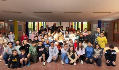 La VII Olimpiada Escolar ya está en marcha en nuestro municipio. Hoy la Antorcha Olímpica ha llegado al CEIP Antonio Machado.