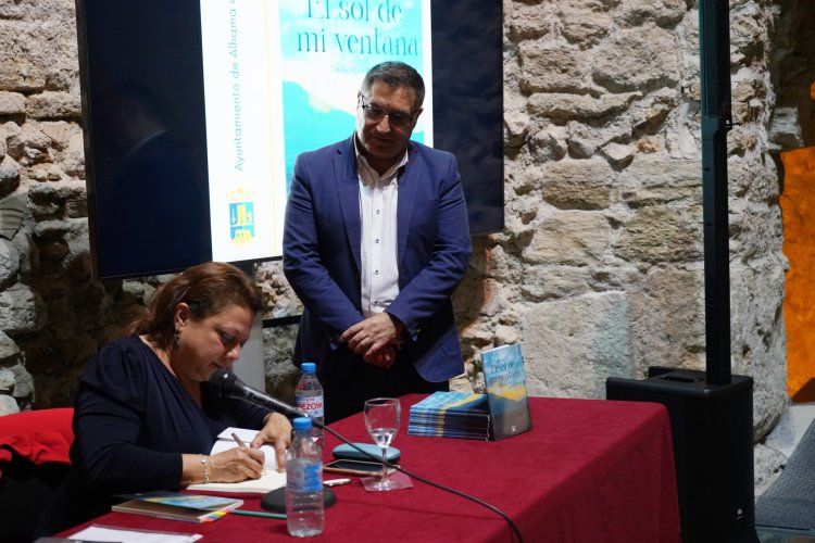 Con motivo de la celebración del Día Internacional del Libro 2024 , Mari Carmen Pérez presentó, en la tarde de ayer, su poemario "El sol en mi ventana".