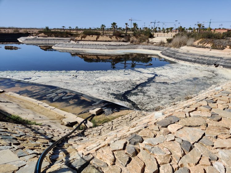 El último disparate de la alcaldesa del PP: están llenando el lago de Condado de Alhama… ¡con una manguera de agua potable!