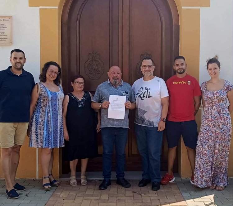 La Asociación de vecinos de El Barrio de los Dolores ha distinguido como Vecino del Año 2024 a Diego Mula durante las Fiestas del Barrio.