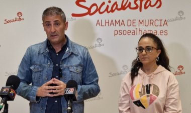 La alcaldesa del Partido Popular ha vuelto a mentir y además lo ha hecho de nuevo en la casa de todos los vecinos/as, como es el Ayuntamiento. El cuartel de la Guardia Civil de Alhama no se va a cerrar ni ha sufrido un recorte de efectivos