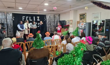 ALHAMA: La alcaldesa, María Cánovas, y la consejera de Política Social, Conchita Ruiz, celebran la Nochevieja junto a los mayores de la residencia ‘Virgen del Rosario’