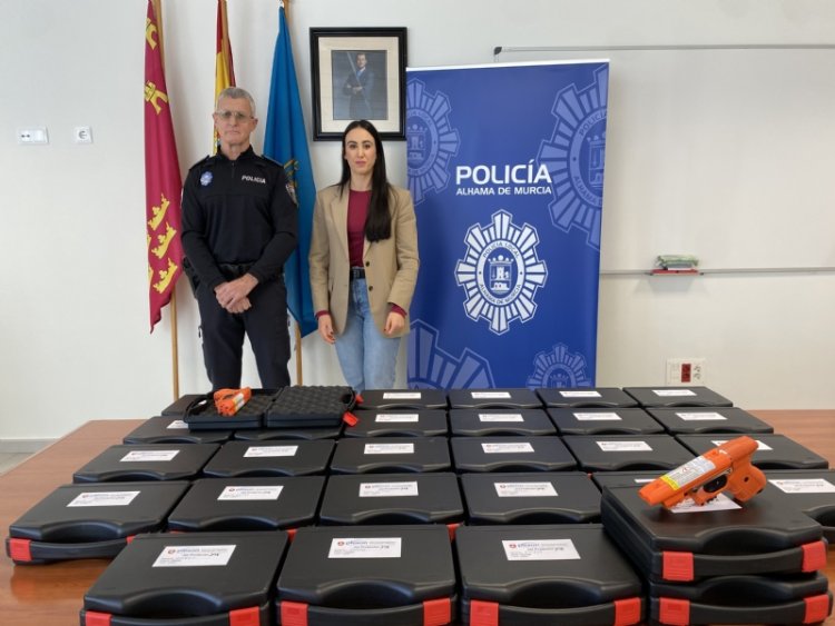 El Ayuntamiento de Alhama de Murcia refuerza la seguridad con la entrega de pistolas JPX a Policía Local