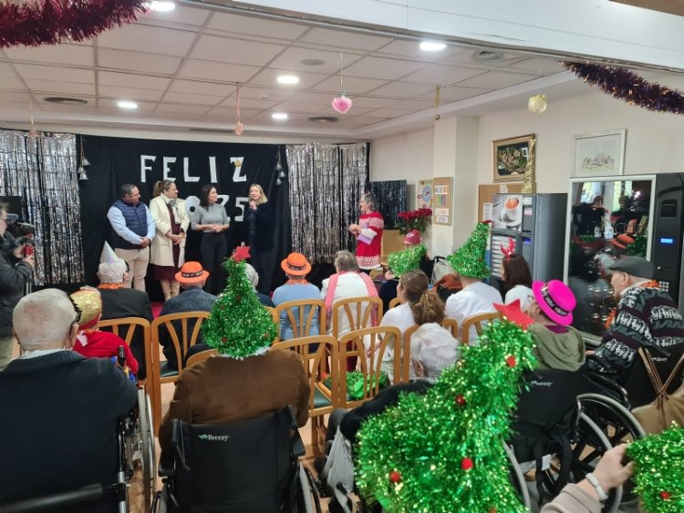 ALHAMA: La alcaldesa, María Cánovas, y la consejera de Política Social, Conchita Ruiz, celebran la Nochevieja junto a los mayores de la residencia ‘Virgen del Rosario’