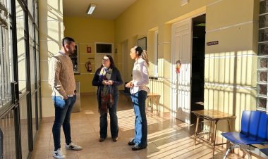 Esta mañana, el director de la Escuela Municipal de Música, Joaquín Piernas, ha recibido a la alcaldesa y a la concejala de Cultura en las instalaciones de la escuela.