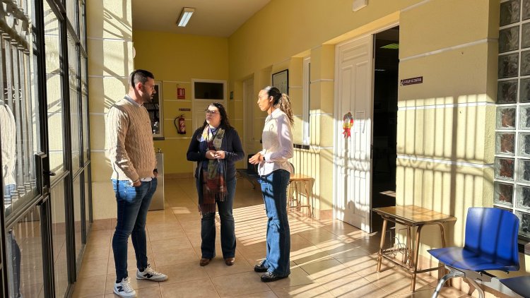 Esta mañana, el director de la Escuela Municipal de Música, Joaquín Piernas, ha recibido a la alcaldesa y a la concejala de Cultura en las instalaciones de la escuela.