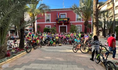 Más de un centenar de vecinos participan en “Los Mayos en Bici”, con una destacada presencia de familias y pequeños ciclistas
