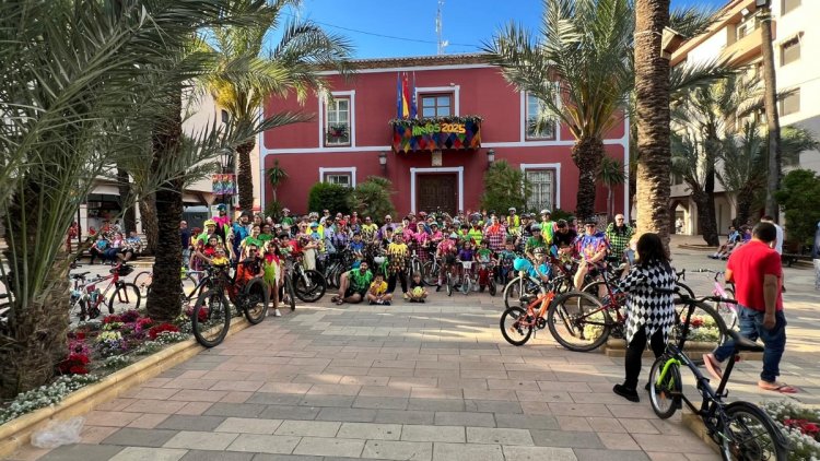 Más de un centenar de vecinos participan en “Los Mayos en Bici”, con una destacada presencia de familias y pequeños ciclistas