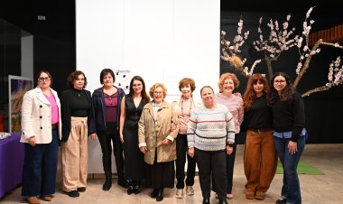 La exposición fotográfica Alhameñas que sostienen, de Mavi Vicente, forma parte de la programación organizada con motivo del 8 de marzo, Día Internacional de la Mujer.