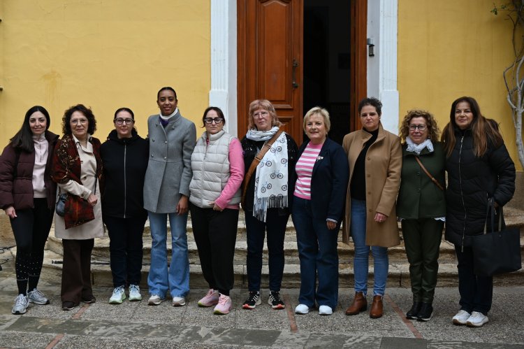 Alhama de Murcia conmemora el #8M con la inauguración de “Mujeres con Historia 2026” y la Marcha Solidaria celebrada esta mañana en la Plaza de las Américas.
