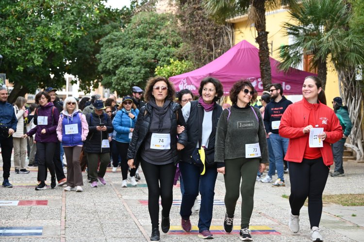 Alhama de Murcia conmemora el #8M con la inauguración de “Mujeres con Historia 2026” y la Marcha Solidaria celebrada esta mañana en la Plaza de las Américas.