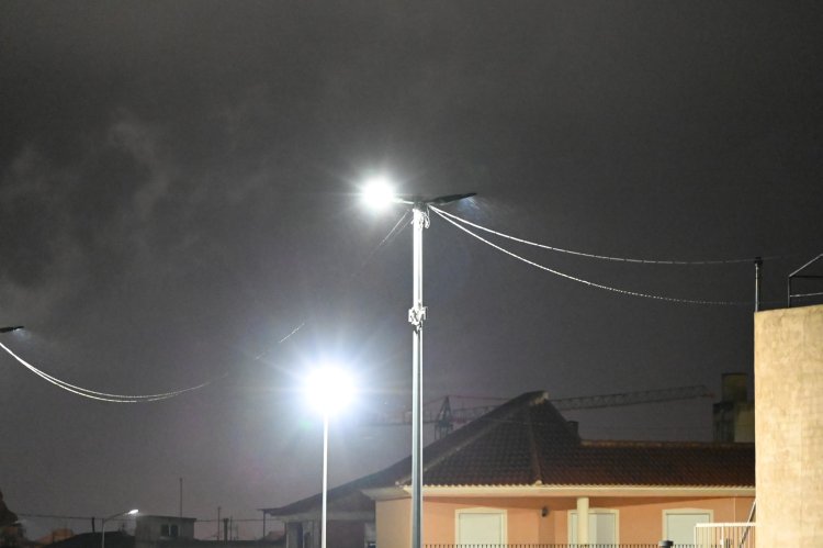 El Ayuntamiento mejora la iluminación del aparcamiento disuasorio de Los Secanos, junto a Calle El Molino