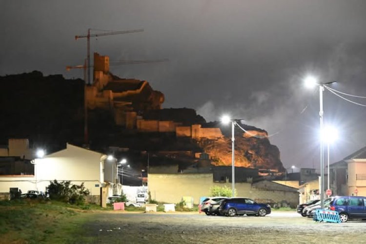 El Ayuntamiento mejora la iluminación del aparcamiento disuasorio de Los Secanos, junto a Calle El Molino