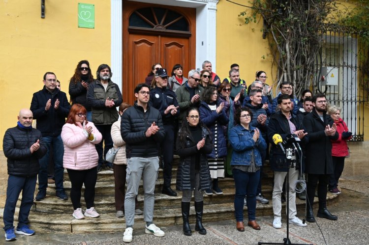 Alhama recuerda a las víctimas del 11M con un minuto de silencio en la plaza de las Américas