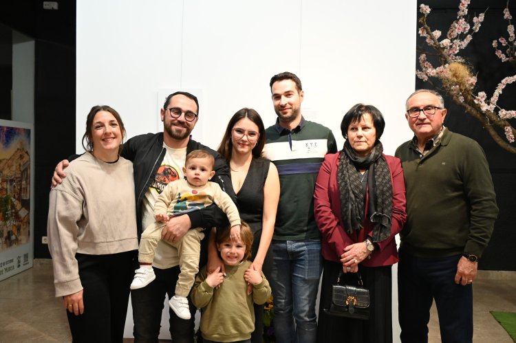 La exposición fotográfica Alhameñas que sostienen, de Mavi Vicente, forma parte de la programación organizada con motivo del 8 de marzo, Día Internacional de la Mujer.