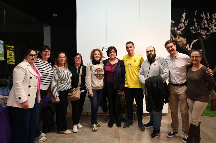 La exposición fotográfica Alhameñas que sostienen, de Mavi Vicente, forma parte de la programación organizada con motivo del 8 de marzo, Día Internacional de la Mujer.