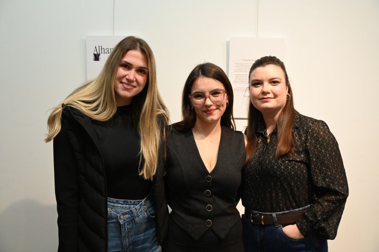La exposición fotográfica Alhameñas que sostienen, de Mavi Vicente, forma parte de la programación organizada con motivo del 8 de marzo, Día Internacional de la Mujer.