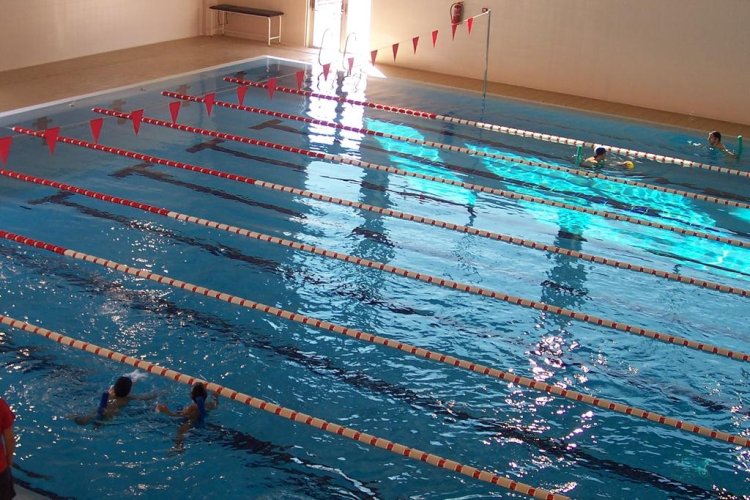 El Ayuntamiento adjudica la instalación de captadores solares en la Piscina Climatizada Municipal