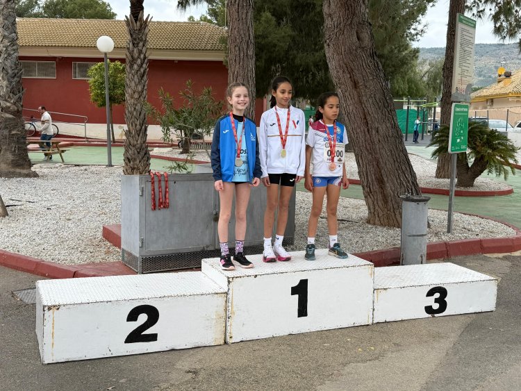 Lluvia de medallas para los atletas del Club Atletismo Alhama en el Regional de Categorías Menores