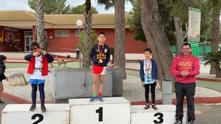 Lluvia de medallas para los atletas del Club Atletismo Alhama en el Regional de Categorías Menores