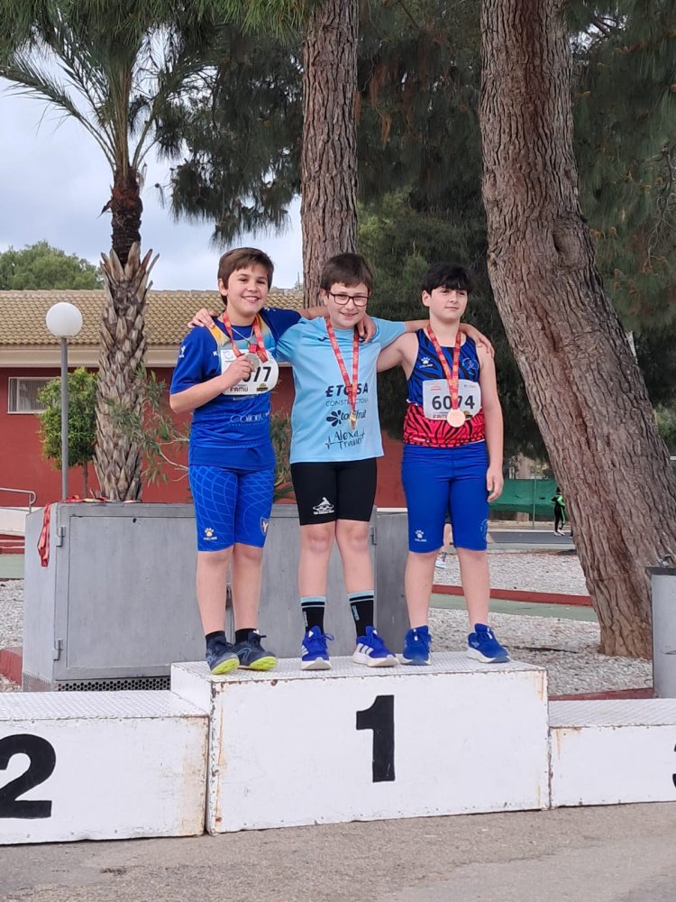 Lluvia de medallas para los atletas del Club Atletismo Alhama en el Regional de Categorías Menores
