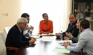 Las obras de mejora en la red eléctrica y la planificación del crecimiento urbano centran una reunión de trabajo con Iberdrola en Alhama