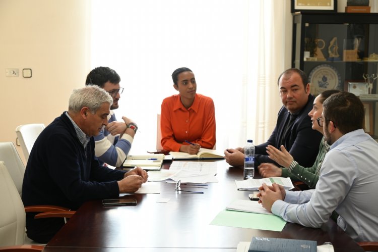 Las obras de mejora en la red eléctrica y la planificación del crecimiento urbano centran una reunión de trabajo con Iberdrola en Alhama