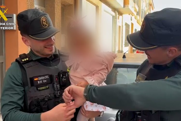 Dos guardias civiles fuera de servicio reaniman in extremis a una bebé que se encontraba en parada cardiorrespiratoria