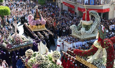 El baile de los tronos tras el Encuentro marca un final inédito y cargado de emoción en el Domingo de Resurrección de Alhama de Murcia