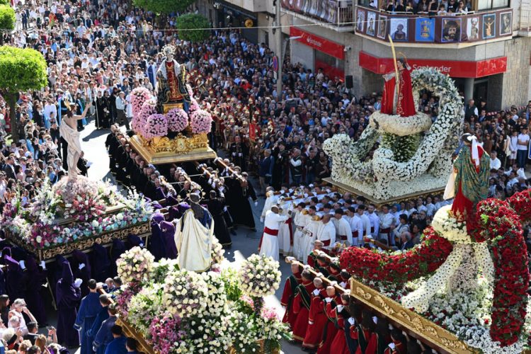 El baile de los tronos tras el Encuentro marca un final inédito y cargado de emoción en el Domingo de Resurrección de Alhama de Murcia