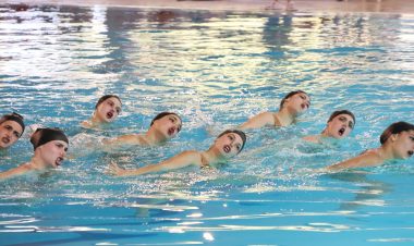 El pasado ﬁn de semana 18 y 19 de abril, tuvo lugar en la piscina climatizada de Alhama de Murcia el XIX CAMPEONATO REGIONAL OPEN DE NATACION ARTISTICA DE LA REGION DE MURCIA“MEMORIAL ALFONSO J. AZNAR”, organizado por la FNRM para la temporada 2025/2026.