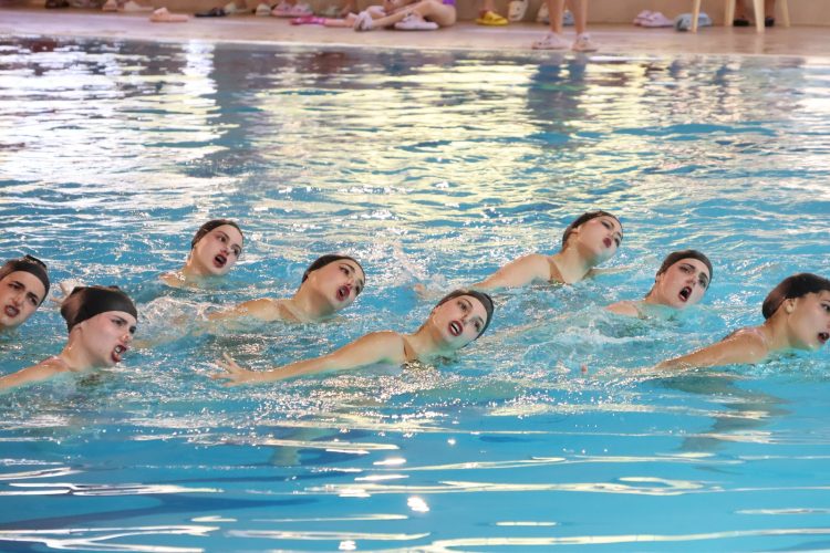 El pasado ﬁn de semana 18 y 19 de abril, tuvo lugar en la piscina climatizada de Alhama de Murcia el XIX CAMPEONATO REGIONAL OPEN DE NATACION ARTISTICA DE LA REGION DE MURCIA“MEMORIAL ALFONSO J. AZNAR”, organizado por la FNRM para la temporada 2025/2026.